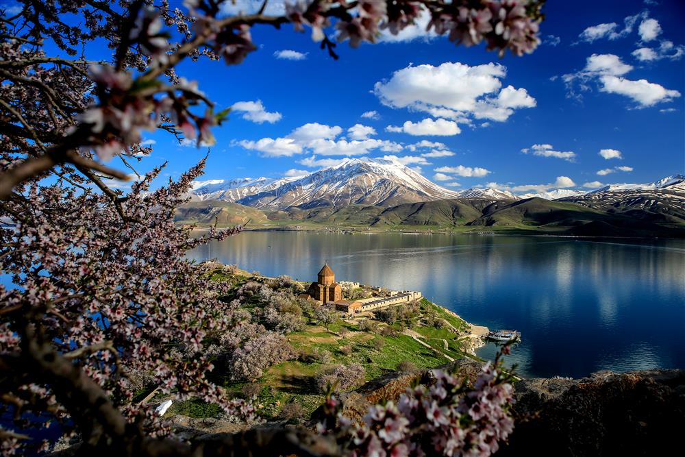 Gevaş-Akdamar Adasında Bahar - Ali İhsan ÖZTÜRK.JPG