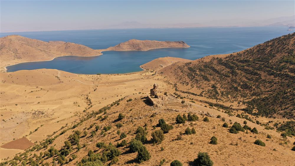 Van Altınsaç  Church  2 .jpg