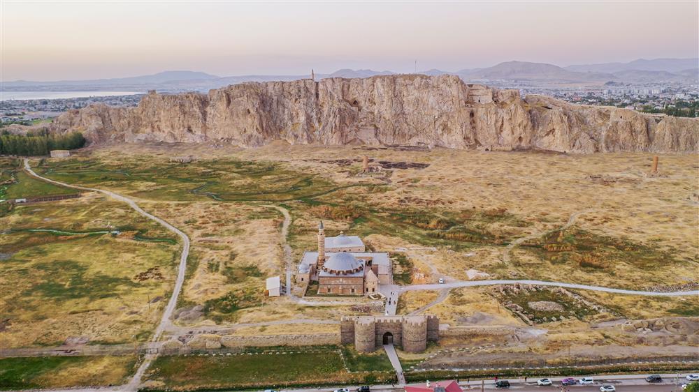 Van Hüsrev paşa camii 2 .jpg Van Hüsrev paşa camii 2 .jpg