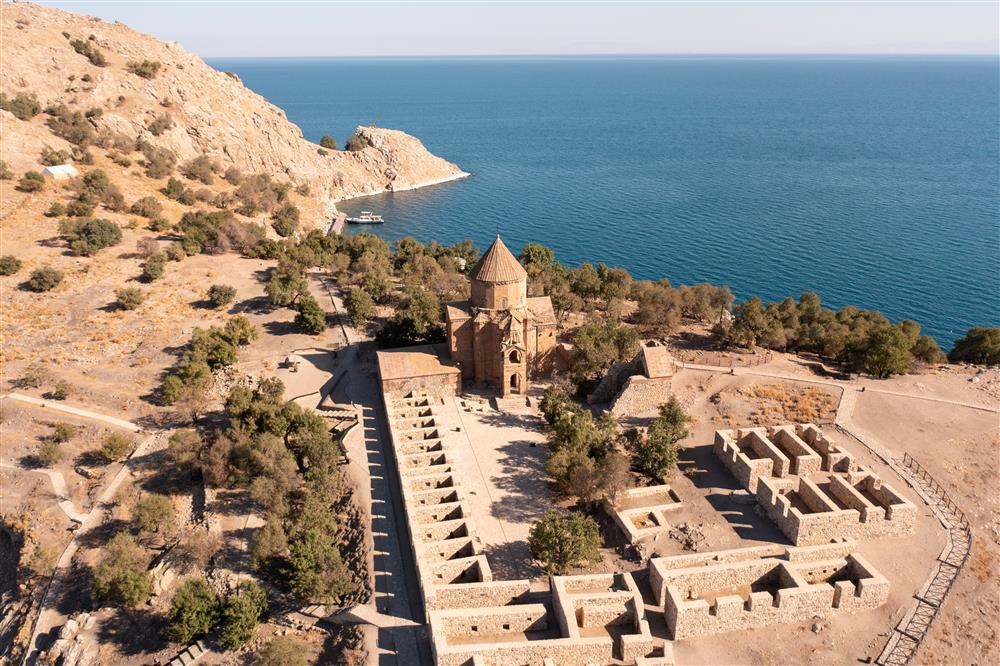 Van Akdamar Church  10 .jpg