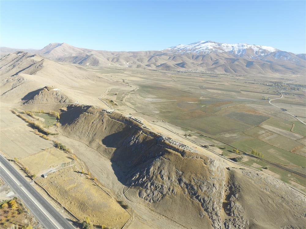 Çavuştepe Kalesinin havadan görünüşü .JPG