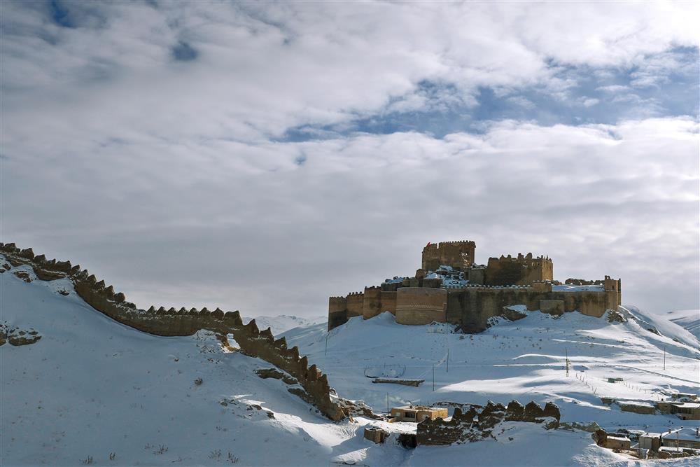 HOŞAP KALESİ - Özkan Bilgin.jpg