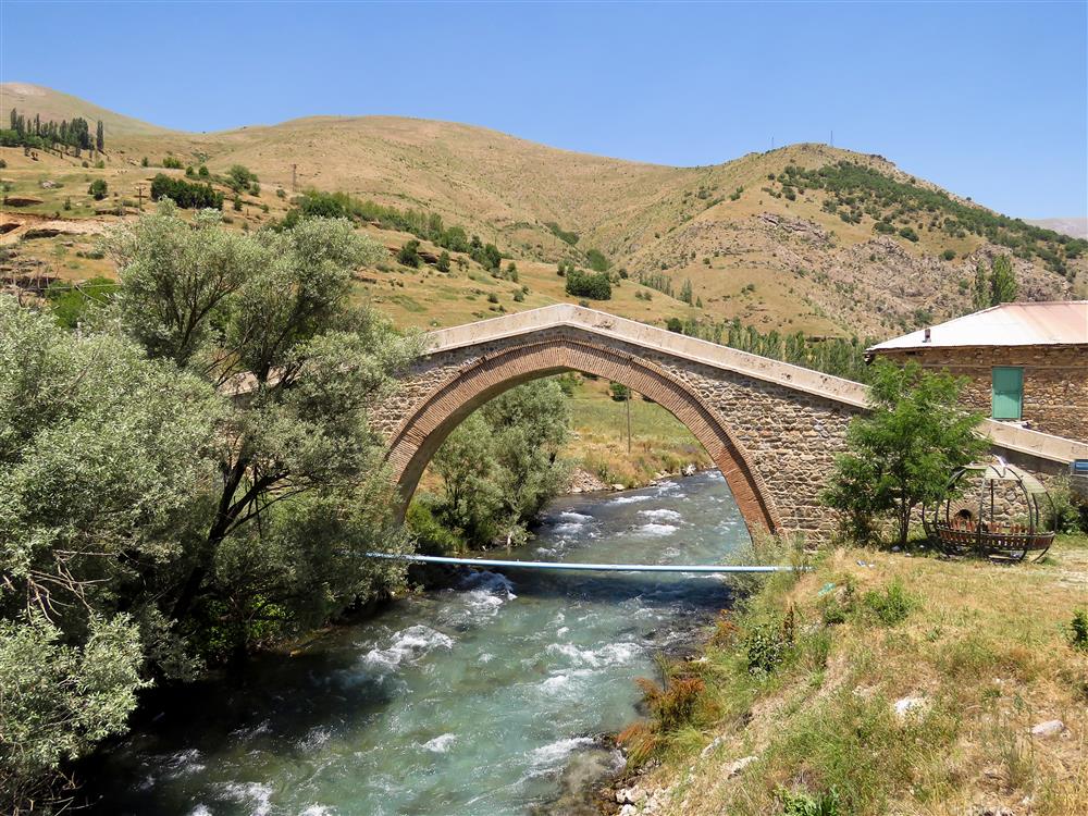 Bahçesaraya kırmızı köprü.jpg