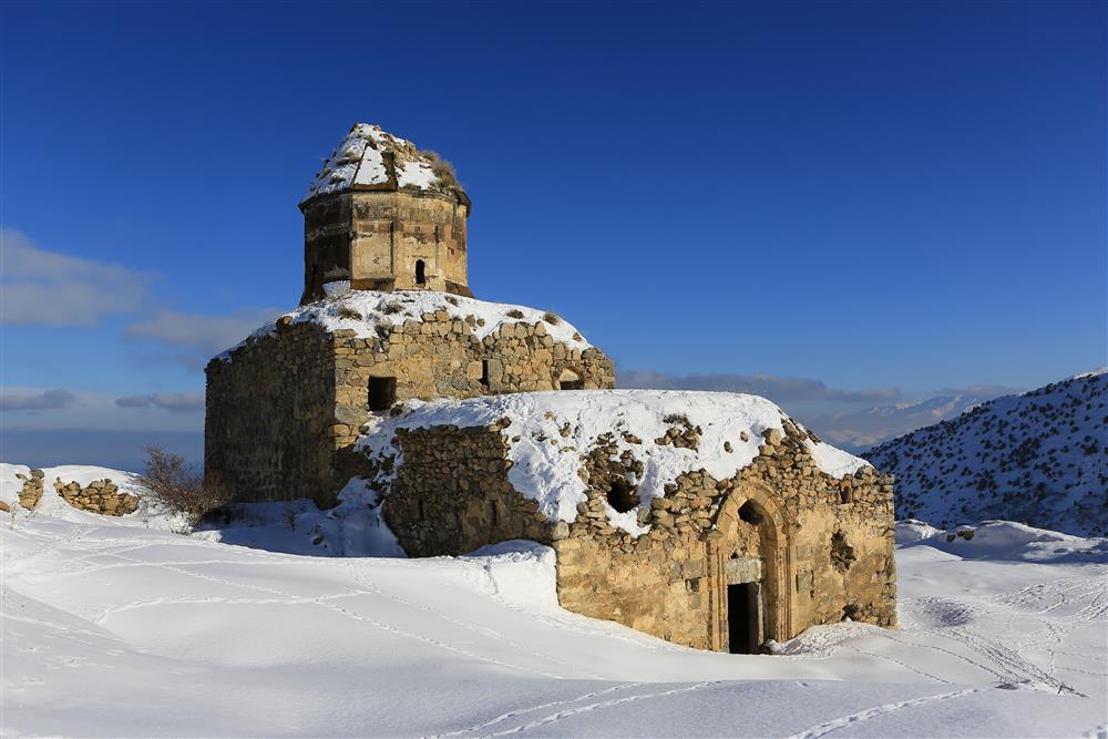 Gevaş-Sn. Tomas Kilisesinde kış - Ali İhsan ÖZTÜRK.JPG